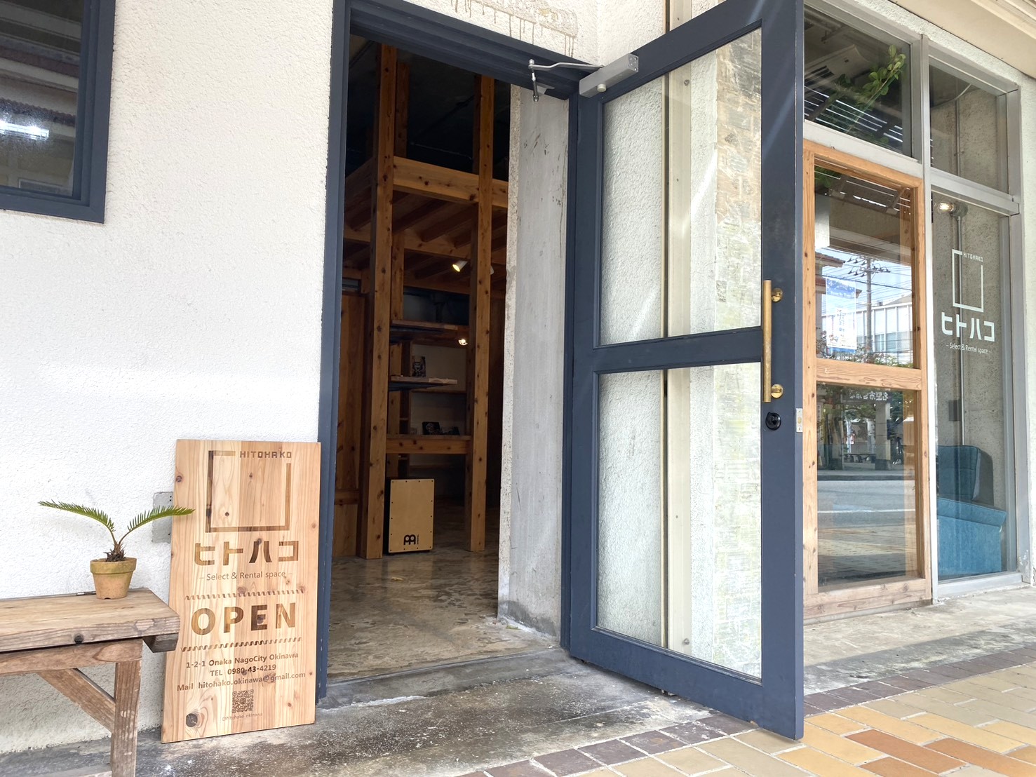 ヒトハコの店内。窓辺の椅子とテーブルが並ぶ、街の雰囲気を映す空間。