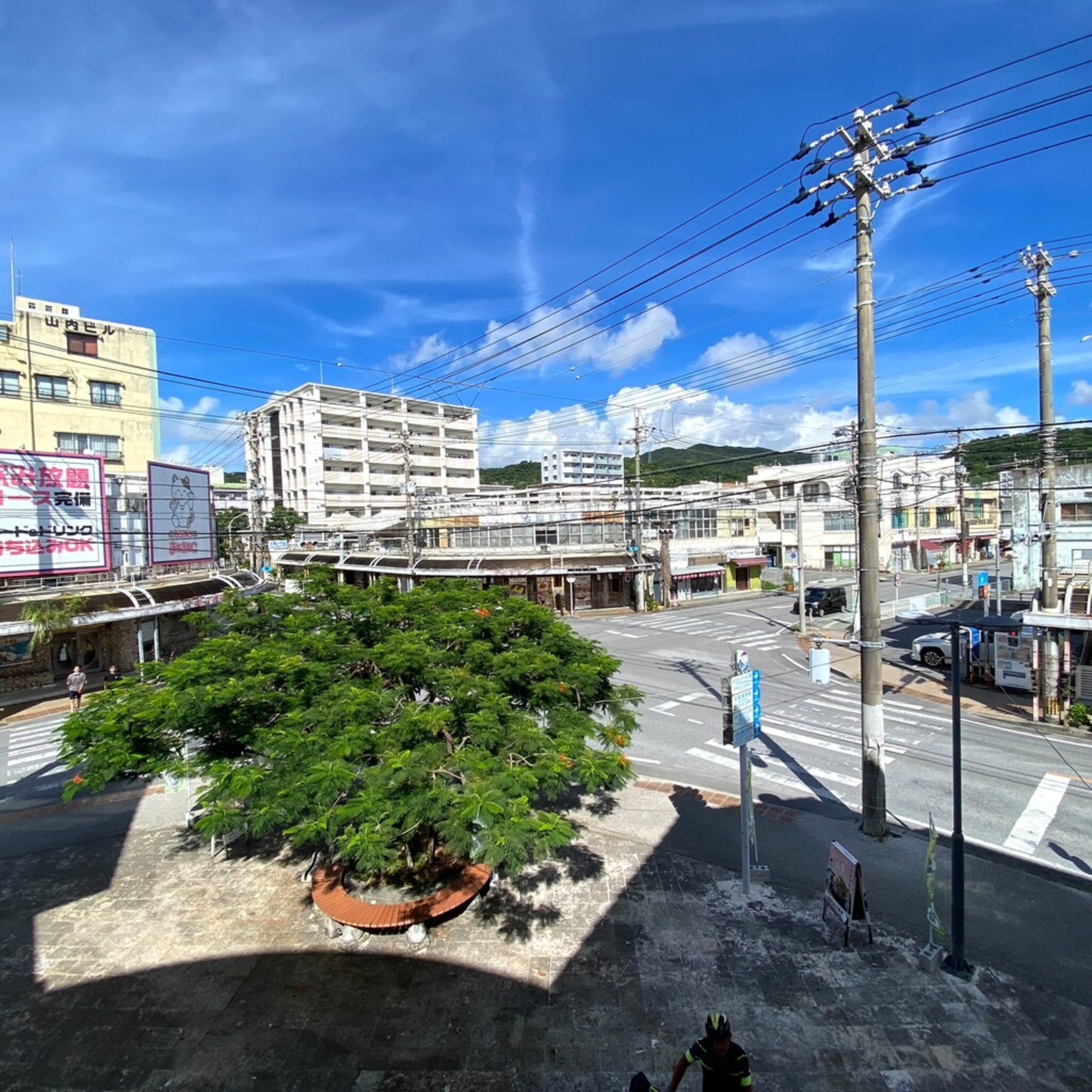 名護十字路の俯瞰。ヒトハコが位置する中心市街地の交差点。
